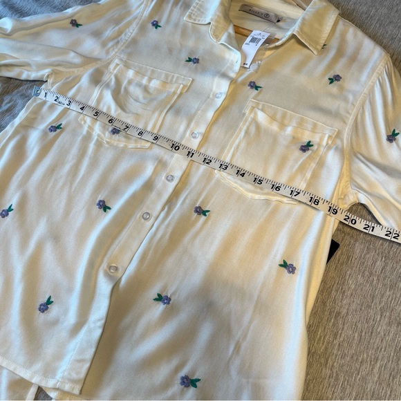 Billy T White Daisy Button Down Embroidered Floral Shirt - Picture 12 of 15